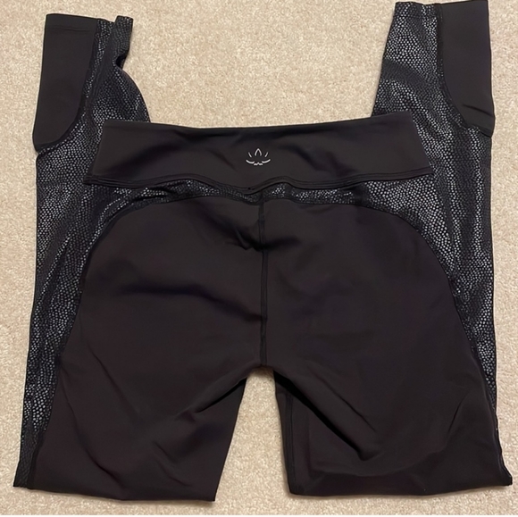 Beyond Yoga Pants - Beyond Yoga glass curved side leggings